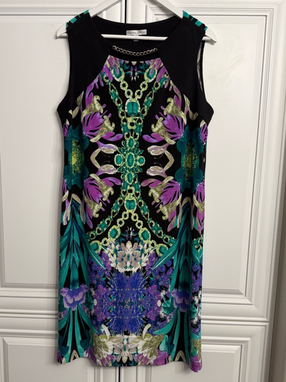 Sandra Darren Sz 14 Sleeveless Sheath Dress Gold Chain Detail at Neck Bold Print